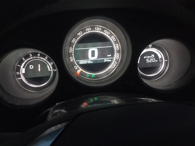 ユニークな装備：メーターパネルカラーチェンジ