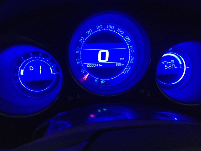 ユニークな装備：メーターパネルカラーチェンジ