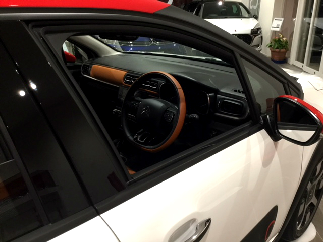 C3 COLORADO「しろ・あか」ご覧いただけます。