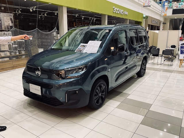 本日もイオンモール京都五条にてベルランゴを展示しております。