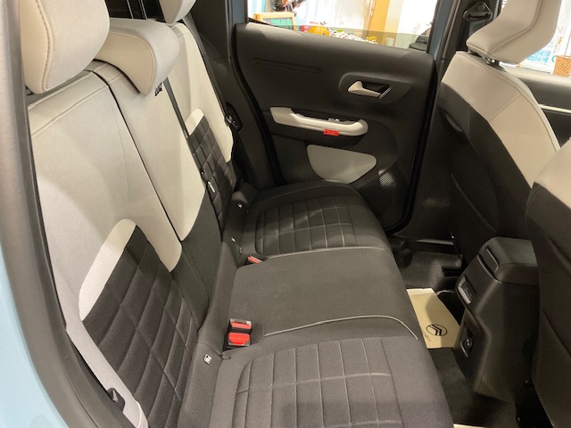 NEW C3　後部座席から座ってみてください